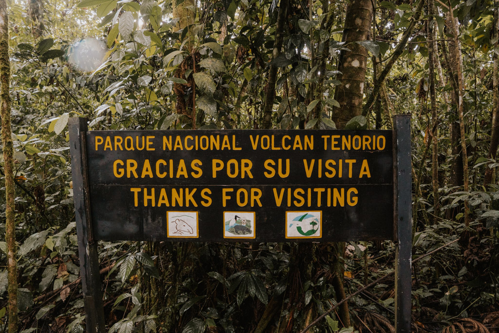 rio celeste trail sign that reads 'parque nacional volcan tenorio gracias por su visita thanks for visiting'