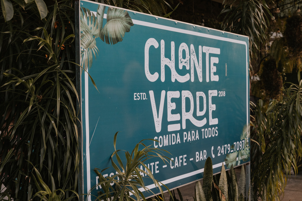 places to eat in la fortuna costa rica with signage reading 'chante verde comida para todos'